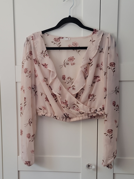 Garage Tops - ❄️3/$30 Garage Blush Floral Cropped Ruffle Faux Wrap Blouse